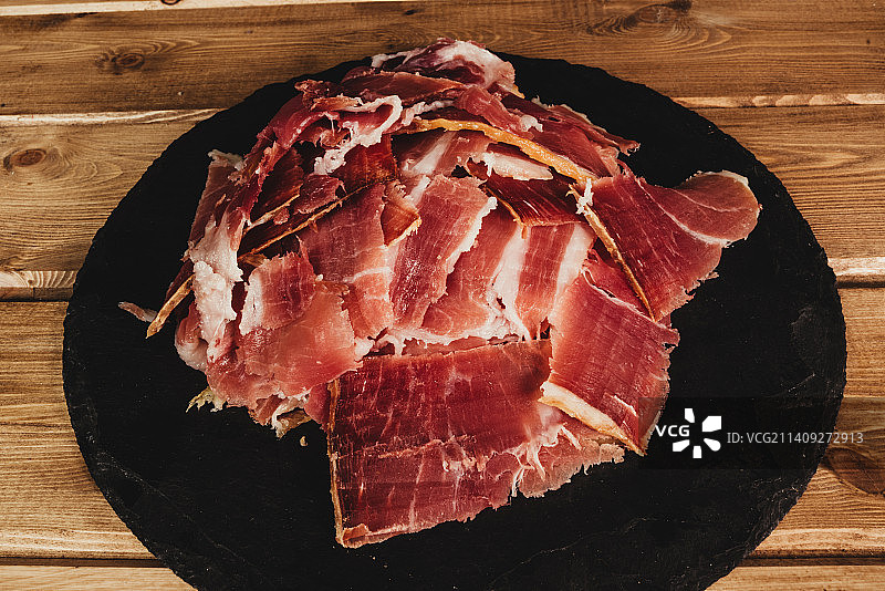 西班牙巴利亚多利德餐桌上的肉俯拍图片素材