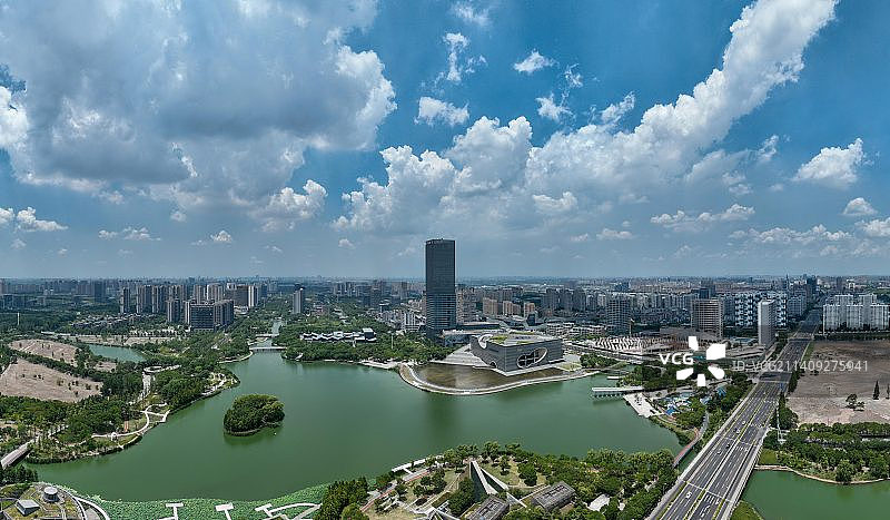 嘉定新城远香湖蓝天白云图片素材