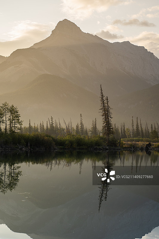 加拿大阿尔伯塔省坎莫尔湖光山色美景图片素材