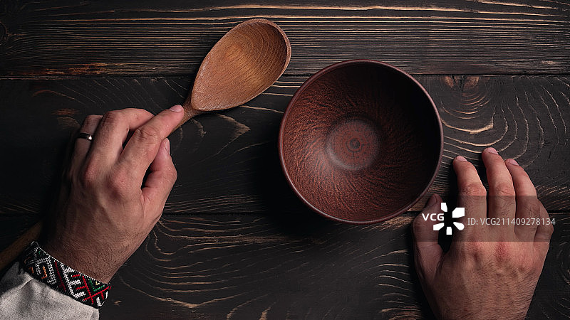 在餐厅等待订单的乌克兰男人图片素材