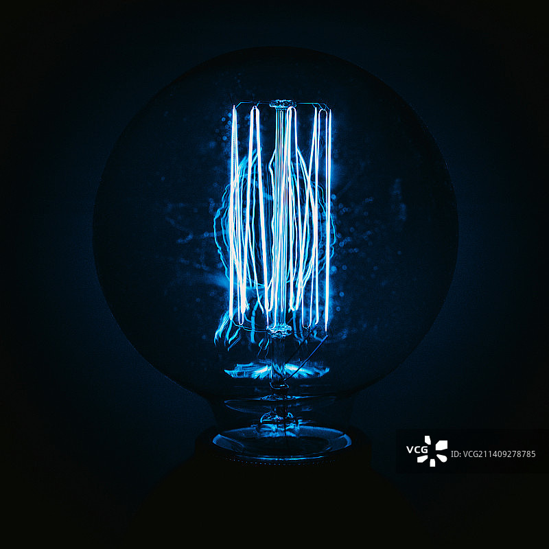 黑色背景下发光灯泡特写图片素材