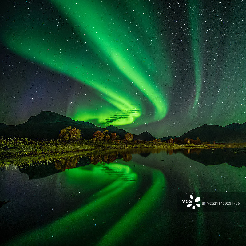 塞尼亚夜空下的湖面极光美景，挪威图片素材