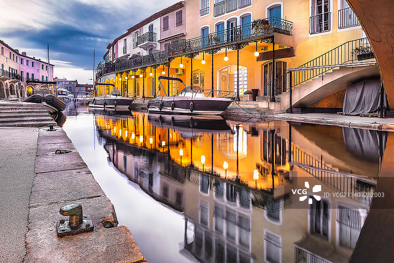 法国格里莫港运河水面倒影建筑美景图片素材