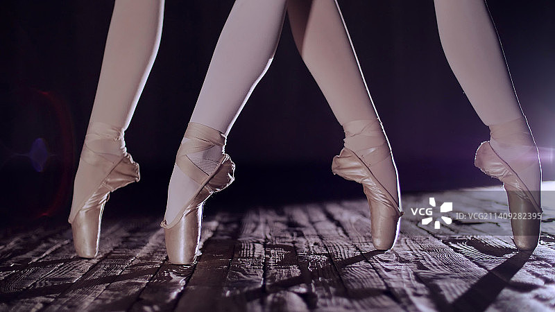 特写：聚光灯下，芭蕾舞演员的舞台下半部分图片素材