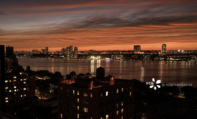 日落时分美国纽约市河边照明建筑的俯视照片图片素材
