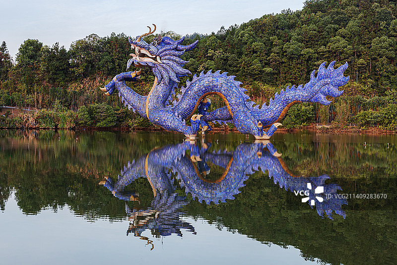 清晨的青花瓷飞龙图片素材
