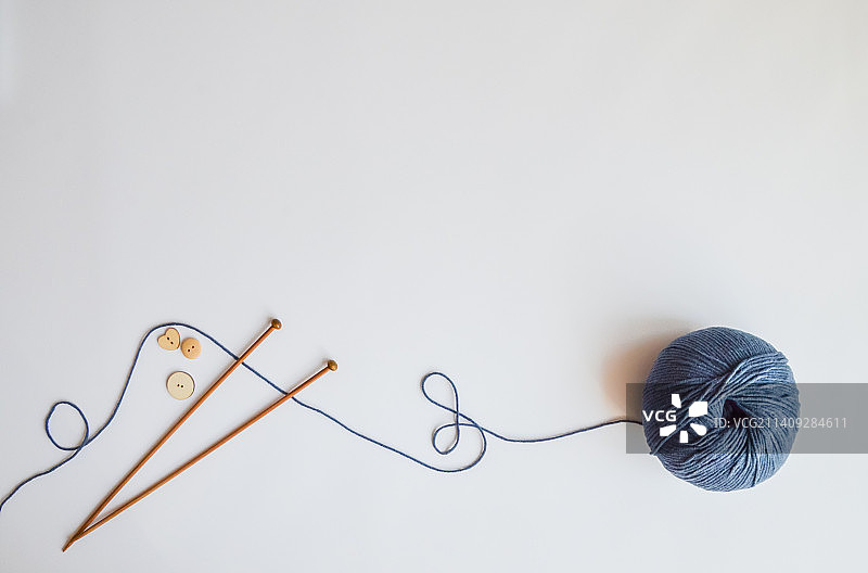 白色背景上的缝纫用品俯视图图片素材