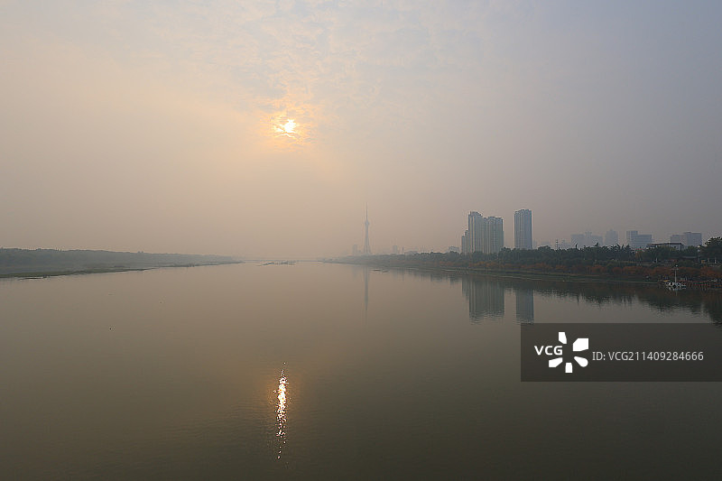 洛阳洛河边电视塔阴天图片素材