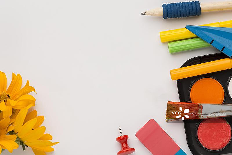 白色背景彩色铅笔教师节元素俯视图图片素材