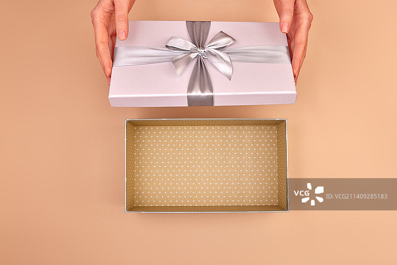 女人打开盒子顶视图工作室图片素材