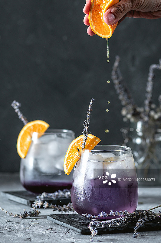 在拉脱维亚，手倒饮料入玻璃杯中图片素材