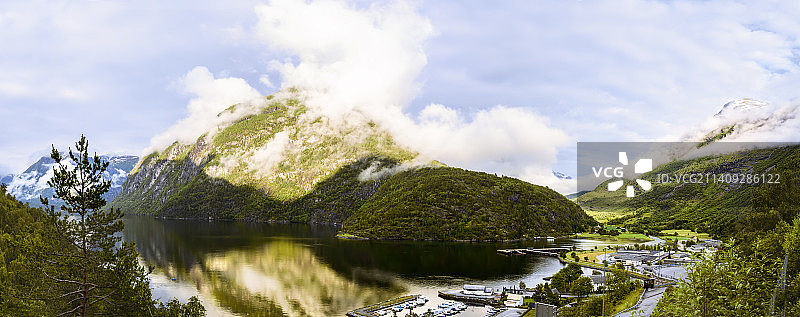 挪威海勒叙尔特湖光山色全景图片素材