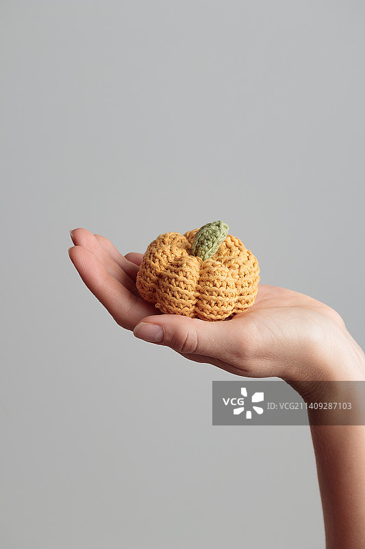 白色背景上的可爱钩针编织黄色南瓜图片素材