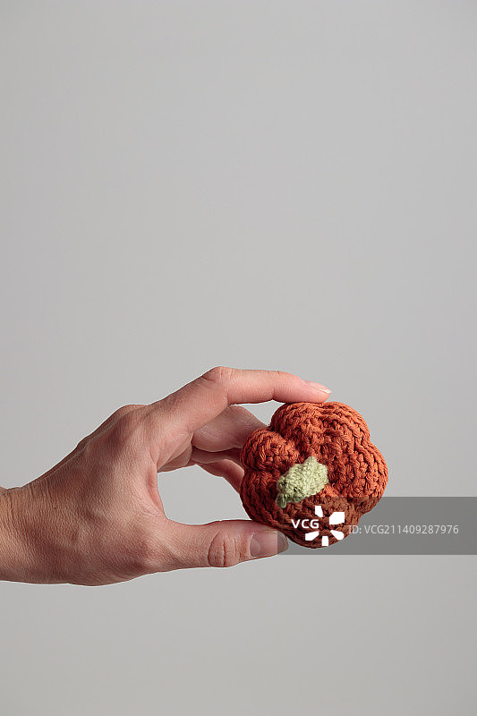 可爱的钩针编织橙色南瓜在白色背景图片素材