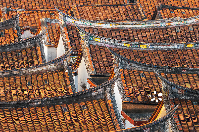 中国传统村落——福建省漳州市龙海市龙海区埭美古村（闽南古厝燕尾脊）整齐排列长焦镜头特写高视角图片素材