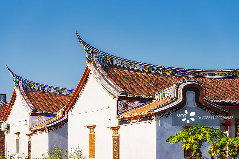 中国传统村落福建省漳州市龙海市龙海区埭美古村民居（闽南古厝燕尾脊）春季户外风光图片素材