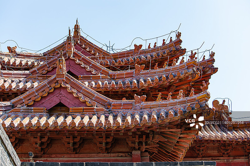 中国山东泰安著名景点泰山旅游风景区，岱庙行宫榫卯结构的角楼特写屋脊和蓝天，户外白昼无人图像摄影图片素材