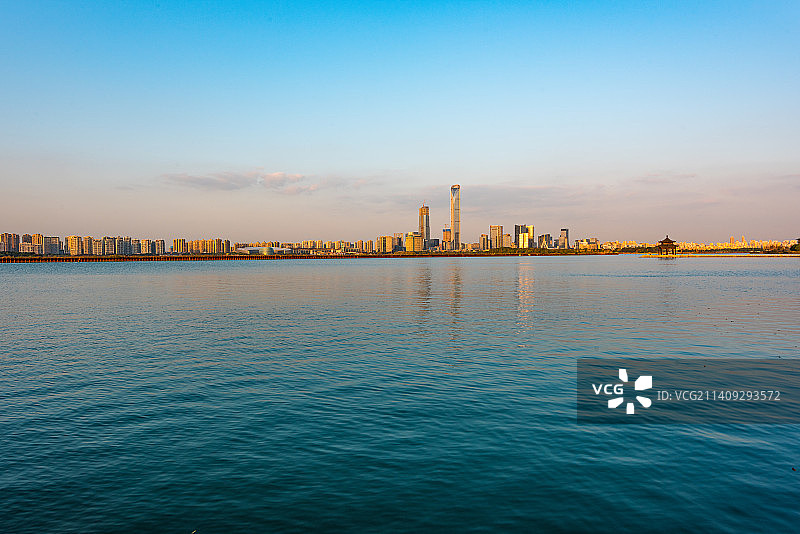 江苏苏州金鸡湖风景区月全食城市风光图片素材