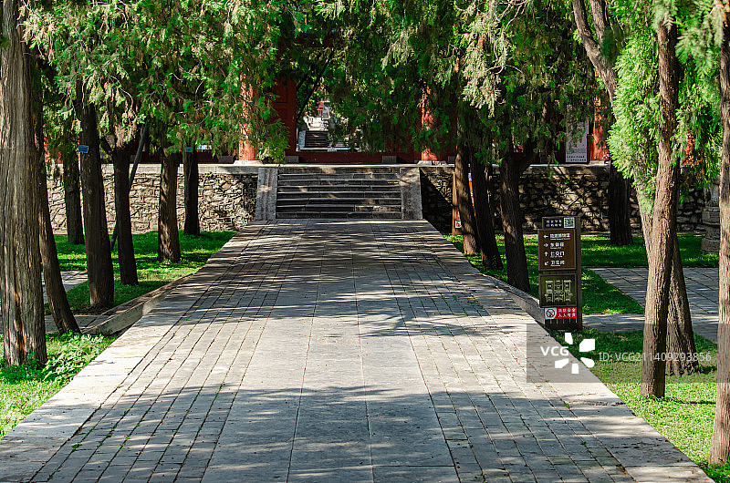 中国山东省泰安市泰山区泰山旅游景区著名景点，古代建筑行宫岱庙里的中式庭院露台花园，户外无人图像摄影图片素材