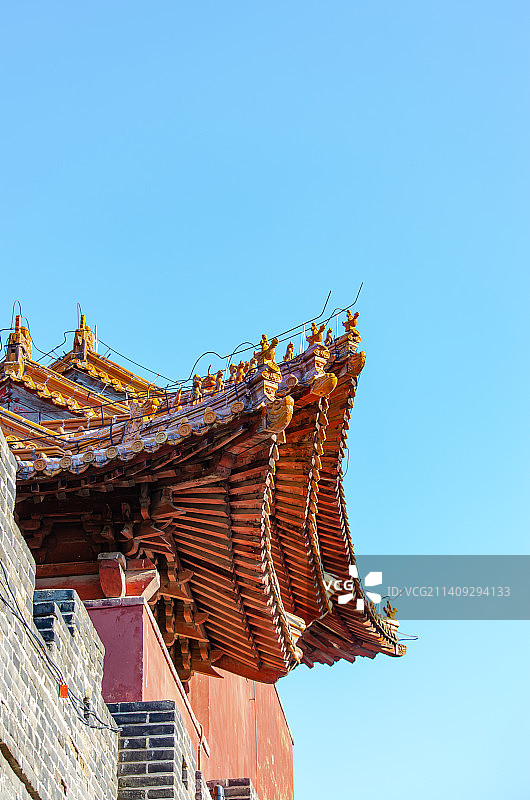 中国山东泰安著名景点泰山旅游风景区，岱庙行宫榫卯结构的角楼特写屋脊和蓝天，户外白昼无人图像摄影图片素材