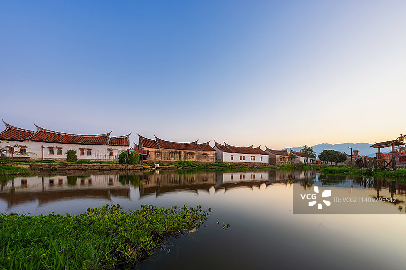 中国传统村落福建省漳州市龙海市龙海区埭美古村民居埭美水乡（闽南周庄）古厝燕尾脊春季黄昏时分户外风光图片素材