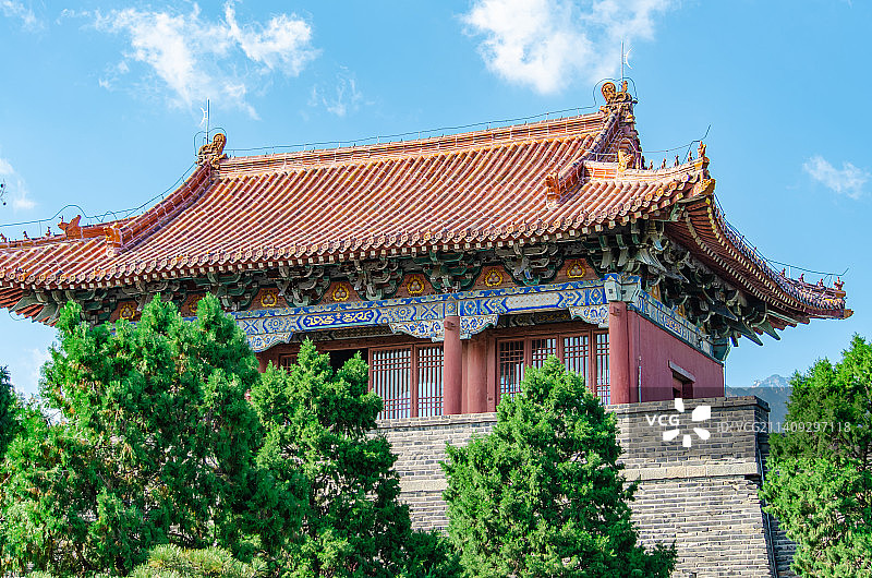 中国山东泰安著名景点泰山旅行旅游目的地风景区，泰山第一行宫岱庙，高视角拍摄皇家园林，户外白昼无人图像图片素材