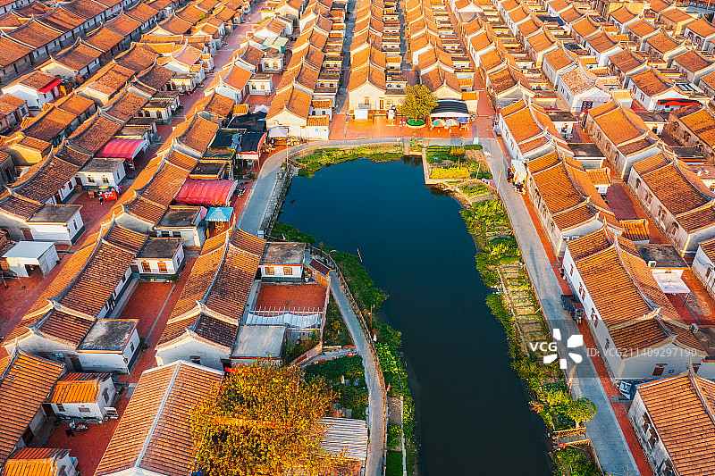 中国传统村落——福建省漳州市龙海市龙海区埭美古村（闽南古厝燕尾脊）整齐排列场景航拍视角鸟瞰图图片素材