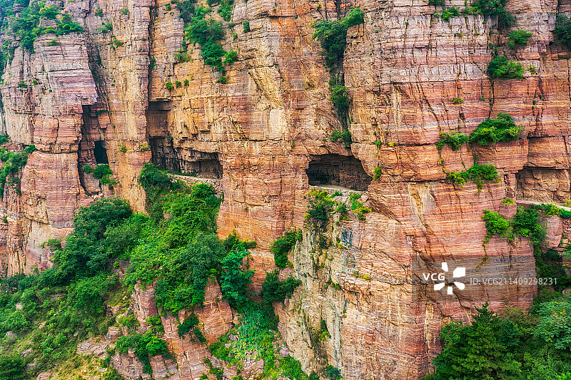河南省新乡市辉县市上腊江村南太行上腊江挂壁公路夏季户外风光航拍图片素材