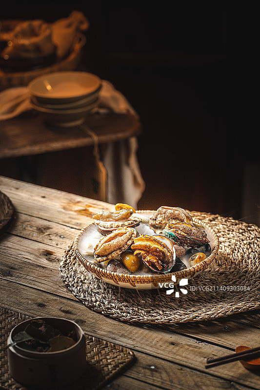 鲍鱼 海边美食 暗调 木背景 复古 广式海鲜打边炉 糟粕醋 铜火锅 粤菜 南方美食图片素材