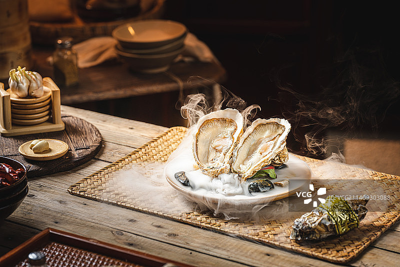 生蚝 粉钻 吉拉多 暗调 木背景 复古 广式海鲜打边炉 糟粕醋 铜火锅 粤菜 南方美食图片素材