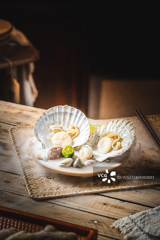 打开的扇贝 暗调 木背景 复古 广式海鲜打边炉 糟粕醋 铜火锅 粤菜 南方美食图片素材