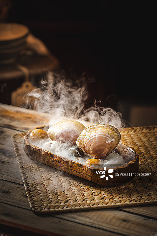 花甲王 暗调 木背景 复古 广式海鲜打边炉 糟粕醋 铜火锅 粤菜 南方美食图片素材