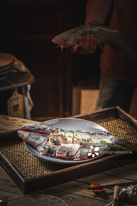 江团 切配好的鱼 火锅鱼 暗调 木背景 复古 广式海鲜打边炉 糟粕醋 铜火锅 粤菜 南方美食图片素材