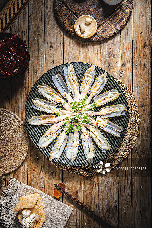蛏子 打开的蛏子 盘装的蛏 暗调 木背景 复古 广式海鲜打边炉 糟粕醋 铜火锅 粤菜 南方美食图片素材