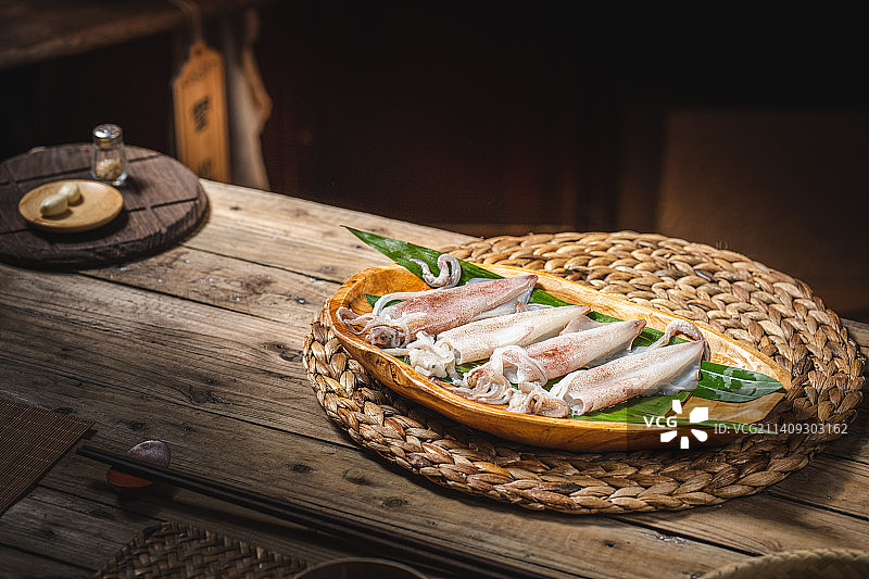 小鱿鱼 小火箭 暗调 木背景 复古 广式海鲜打边炉 糟粕醋 铜火锅 粤菜 南方美食图片素材