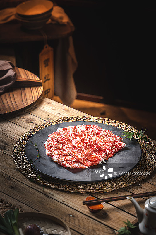 牛肉 和牛 雪花牛肉 上脑牛肉 暗调 木背景 复古 广式海鲜打边炉 糟粕醋 铜火锅 粤菜 南方美食图片素材