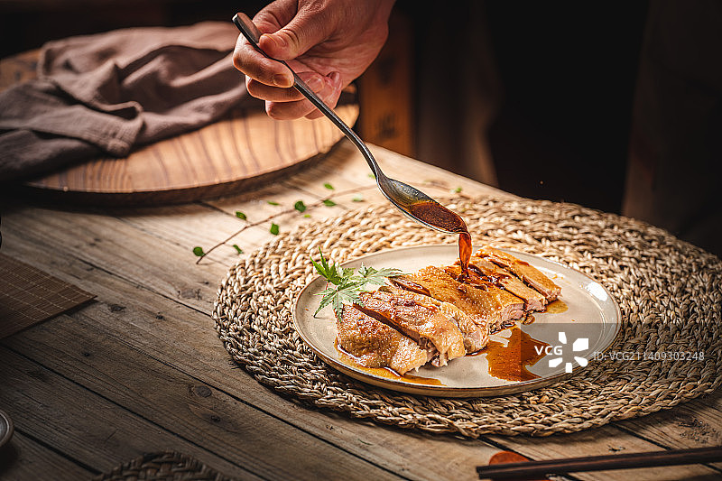 卤鹅 烧鹅 暗调 木背景 复古 广式海鲜打边炉 糟粕醋 铜火锅 粤菜 南方美食图片素材