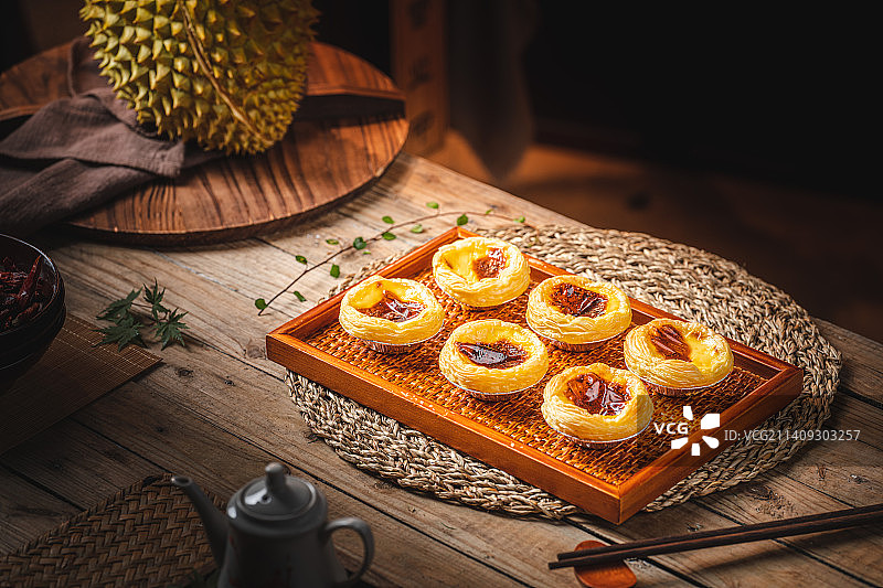 葡式蛋挞 榴莲蛋挞 暗调 木背景 复古 广式海鲜打边炉 糟粕醋 铜火锅 粤菜 南方美食图片素材