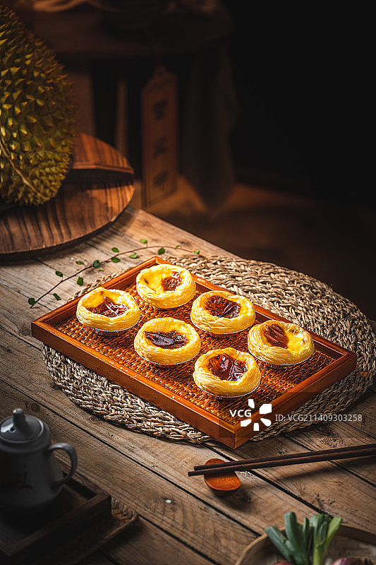 葡式蛋挞 榴莲蛋挞 暗调 木背景 复古 广式海鲜打边炉 糟粕醋 铜火锅 粤菜 南方美食图片素材