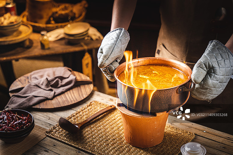 暗调 木背景 复古 广式海鲜打边炉 糟粕醋 铜火锅 粤菜 南方美食图片素材