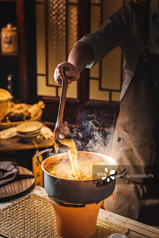 暗调 木背景 复古 广式海鲜打边炉 糟粕醋 铜火锅 粤菜 南方美食图片素材