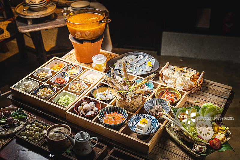 暗调 木背景 复古 广式海鲜打边炉 糟粕醋 铜火锅 粤菜 南方美食图片素材