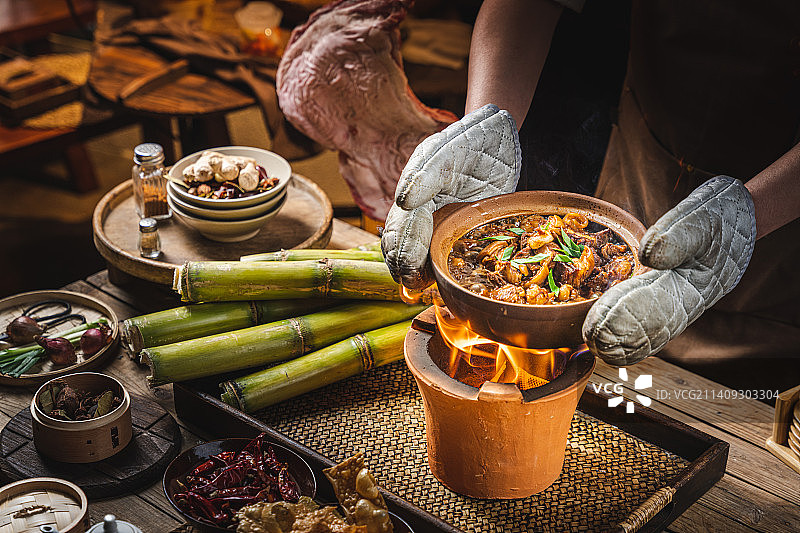 暗调 木背景 复古 羊排煲 砂锅羊肉 带皮羊排煲  粤菜 南方美食图片素材