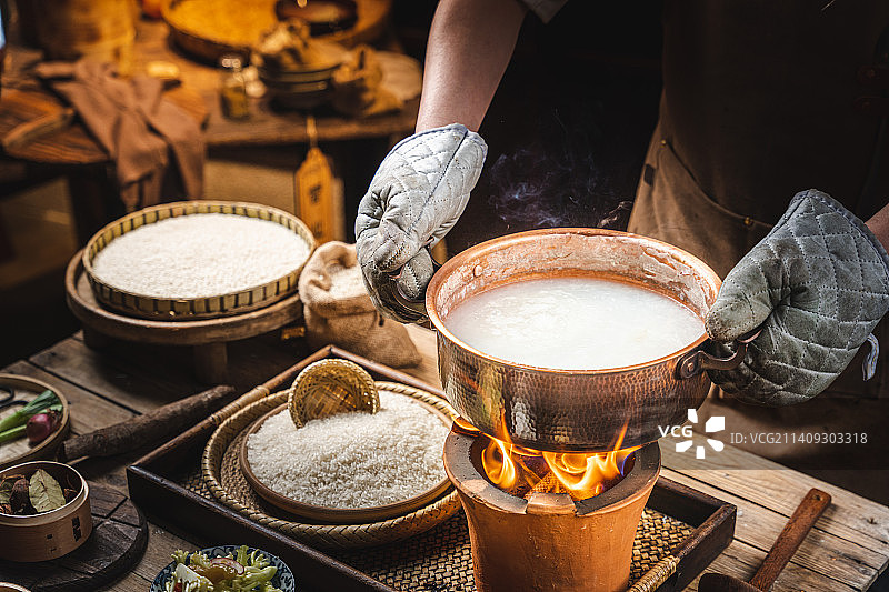 米粥锅 粥底火锅 暗调 木背景 复古 广式海鲜打边炉 米汤 铜火锅 粤菜 南方美食图片素材
