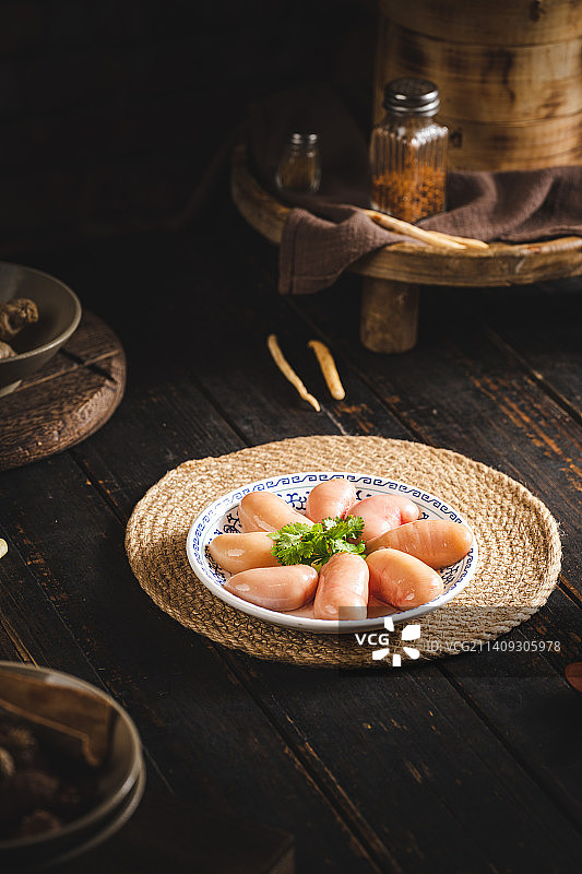 鸡肾 木制 在中式老花窗前 兔火锅 复古风美食 卤肥肠 小份图片素材