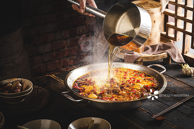 鲜锅兔 辣子兔 泼油 木制 在中式老花窗前 兔火锅 复古风美食 卤肥肠 小份图片素材