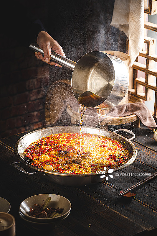 鲜锅兔 辣子兔 泼油 木制 在中式老花窗前 兔火锅 复古风美食 卤肥肠 小份图片素材