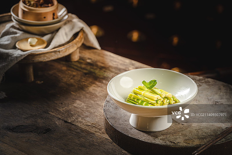 中式复古背景 美食 暗调 老木桌 青笋 竹笋 凉菜图片素材