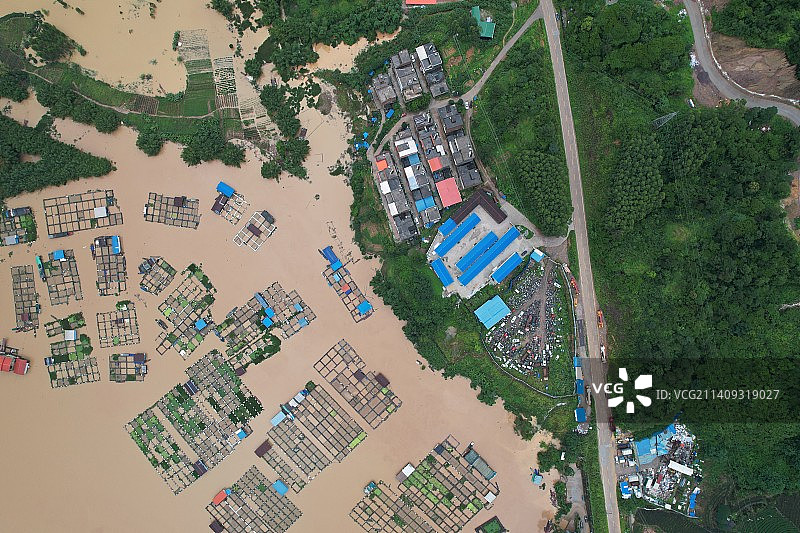 航拍视角下的洪水图片素材