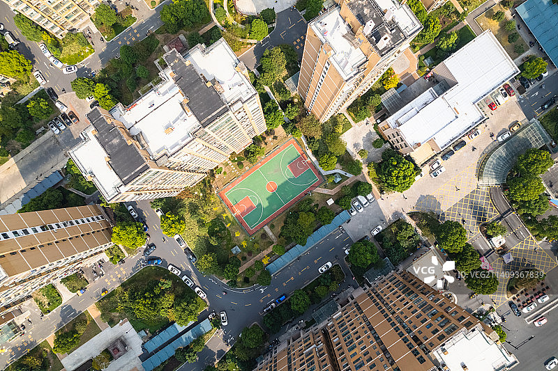 小区中的篮球场航拍图片素材